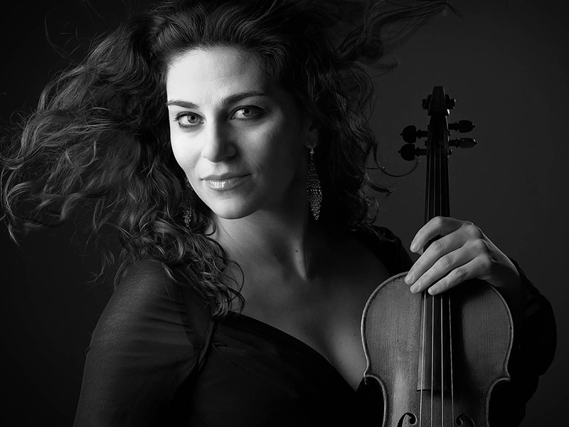 Photo of Diana Cohen with her violin