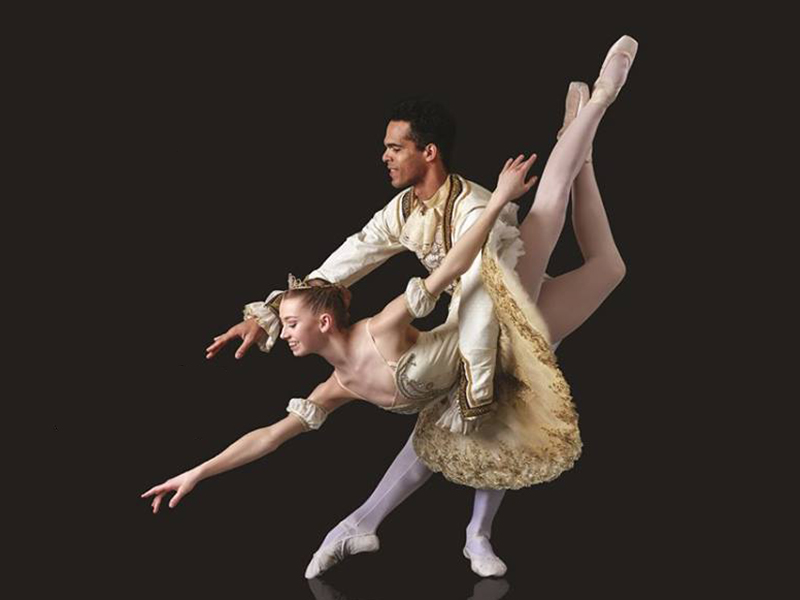 Photo og two young ballet dancers