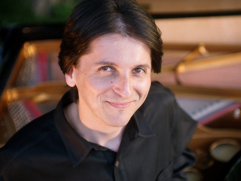 Photo of pianist Tamir Hendelman