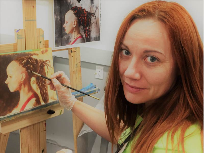 A photo of Yulia Tsinko painting