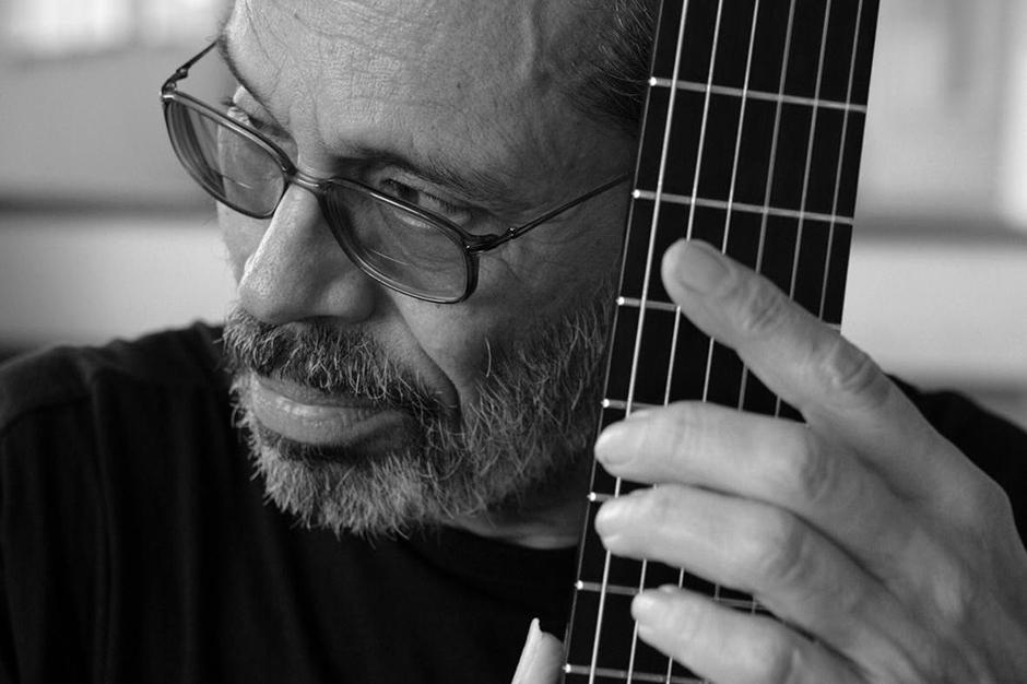 A black and white photo of Leo Brouwer
