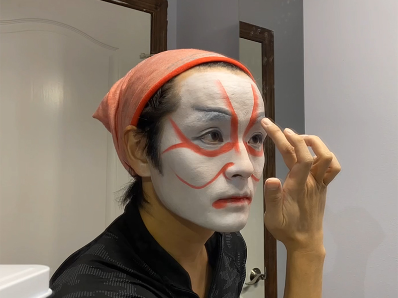 Yukichi Hattori putting on stage make-up