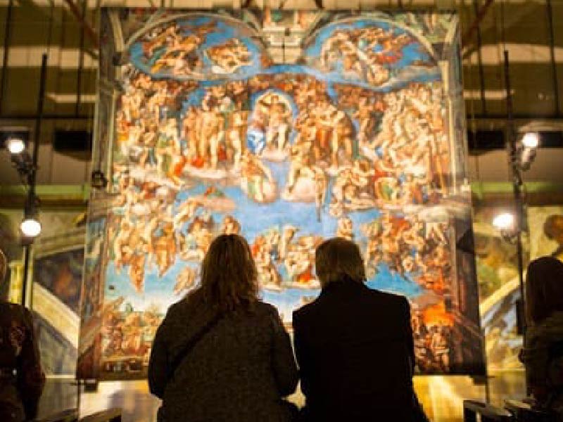 Image of two people admiring a work by Michelangelo