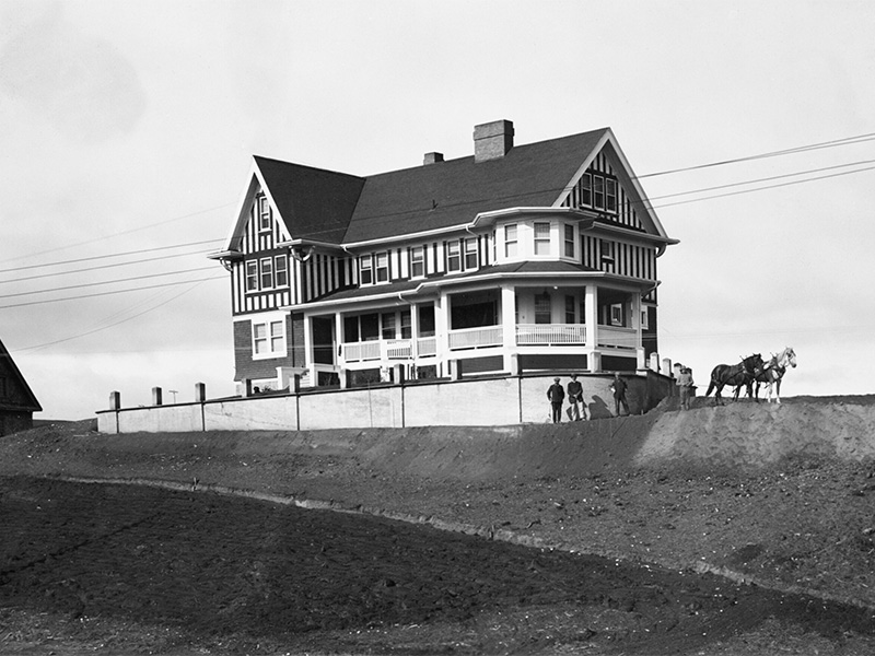 Historic photo of the house that currently houses Buckingjam Palace